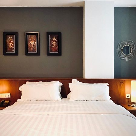 Point Boutique Hotel Phnom-Penh Buitenkant foto