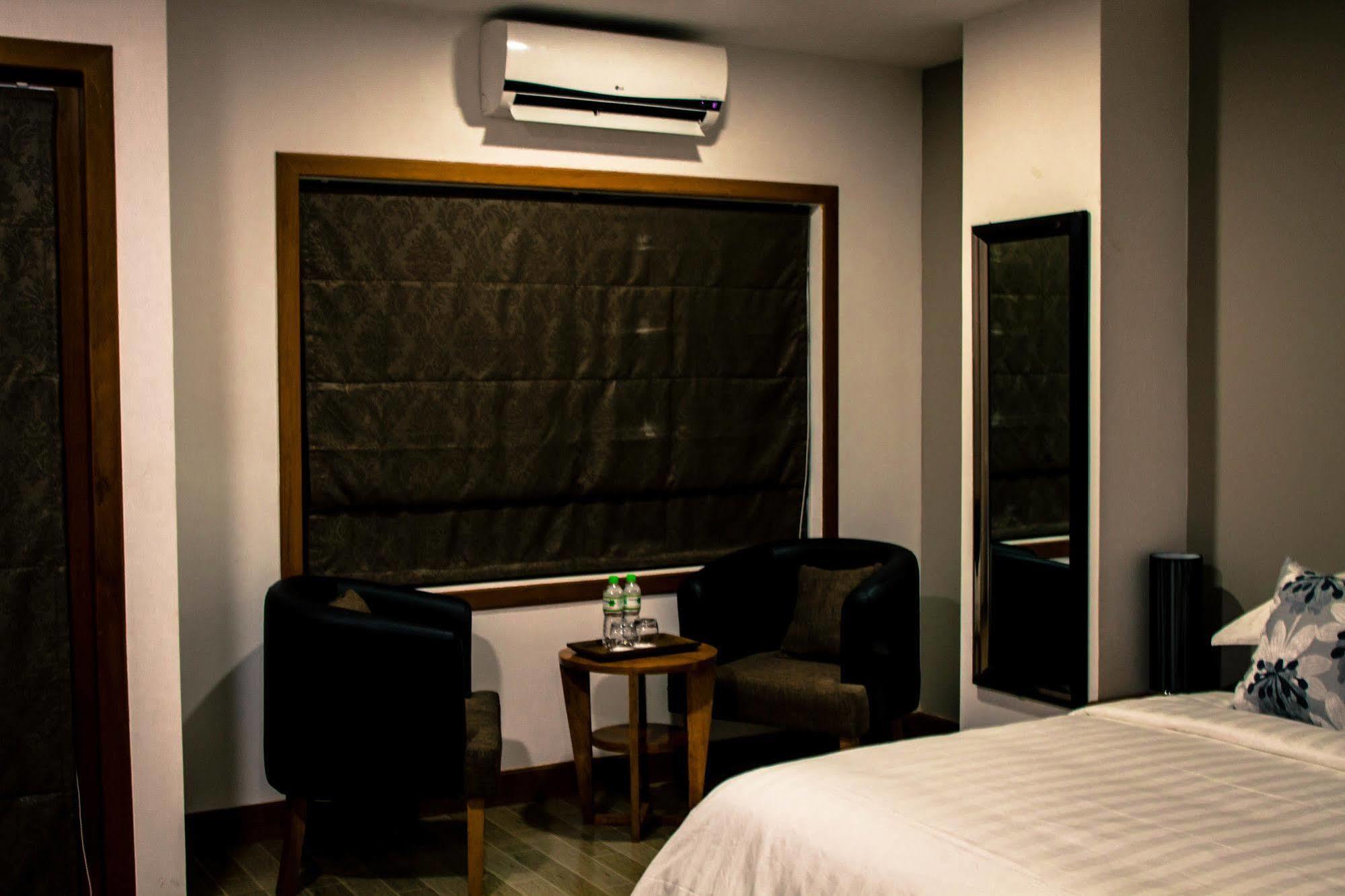 Point Boutique Hotel Phnom-Penh Buitenkant foto